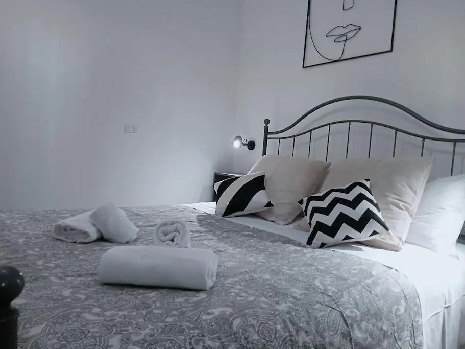 Nazionale B - Two Bedrooms Nearby Central Station Florence Italy